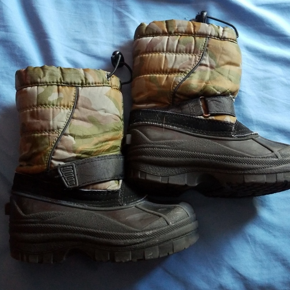 Winter boots with army print